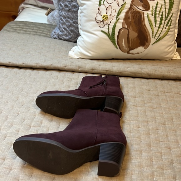 Adorable suede Booties NWOT 9 - Picture 4 of 5